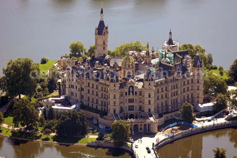 Schwerin from above - Blick auf das Schweriner Schloss. Es liegt auf der Schlossinsel im Stadtzentrum von Schwerin und ist Sitz des Landtages von Mecklenburg-Vorpommern. Es war für lange Zeit Residenz der mecklenburgischen Herzöge und Großherzöge. View of the Schwerin Castle. It is located on an island in the center of Schwerin and is the seat of the Landtag of Mecklenburg-Western Pomerania. It was the residence of the Dukes and Grand Dukes of Mecklenburg.