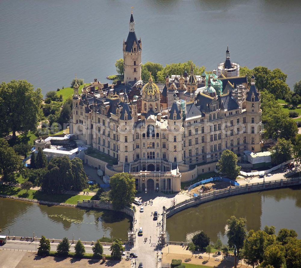 Schwerin from the bird's eye view: Blick auf das Schweriner Schloss. Es liegt auf der Schlossinsel im Stadtzentrum von Schwerin und ist Sitz des Landtages von Mecklenburg-Vorpommern. Es war für lange Zeit Residenz der mecklenburgischen Herzöge und Großherzöge. View of the Schwerin Castle. It is located on an island in the center of Schwerin and is the seat of the Landtag of Mecklenburg-Western Pomerania. It was the residence of the Dukes and Grand Dukes of Mecklenburg.