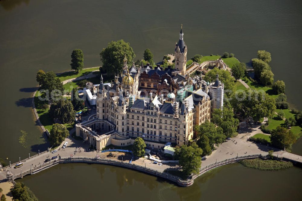 Aerial image Schwerin - Blick auf das Schweriner Schloss. Es liegt auf der Schlossinsel im Stadtzentrum von Schwerin und ist Sitz des Landtages von Mecklenburg-Vorpommern. Es war für lange Zeit Residenz der mecklenburgischen Herzöge und Großherzöge. View of the Schwerin Castle. It is located on an island in the center of Schwerin and is the seat of the Landtag of Mecklenburg-Western Pomerania. It was the residence of the Dukes and Grand Dukes of Mecklenburg.