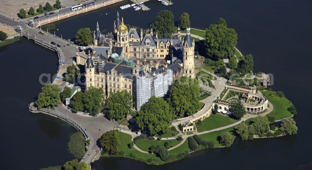 Schwerin from the bird's eye view: Blick auf das Schweriner Schloss. Es liegt auf der Schlossinsel im Stadtzentrum von Schwerin und ist Sitz des Landtages von Mecklenburg-Vorpommern. Es war für lange Zeit Residenz der mecklenburgischen Herzöge und Großherzöge. View of the Schwerin Castle. It is located on an island in the center of Schwerin and is the seat of the Landtag of Mecklenburg-Western Pomerania. It was the residence of the Dukes and Grand Dukes of Mecklenburg.