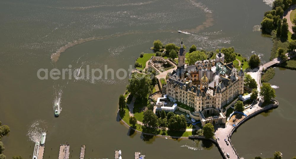 Aerial image Schwerin - Blick auf das Schweriner Schloss. Es liegt auf der Schlossinsel im Stadtzentrum von Schwerin und ist Sitz des Landtages von Mecklenburg-Vorpommern. Es war für lange Zeit Residenz der mecklenburgischen Herzöge und Großherzöge. View of the Schwerin Castle. It is located on an island in the center of Schwerin and is the seat of the Landtag of Mecklenburg-Western Pomerania. It was the residence of the Dukes and Grand Dukes of Mecklenburg.