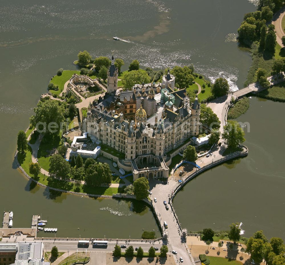 Aerial photograph Schwerin - Blick auf das Schweriner Schloss. Es liegt auf der Schlossinsel im Stadtzentrum von Schwerin und ist Sitz des Landtages von Mecklenburg-Vorpommern. Es war für lange Zeit Residenz der mecklenburgischen Herzöge und Großherzöge. View of the Schwerin Castle. It is located on an island in the center of Schwerin and is the seat of the Landtag of Mecklenburg-Western Pomerania. It was the residence of the Dukes and Grand Dukes of Mecklenburg.