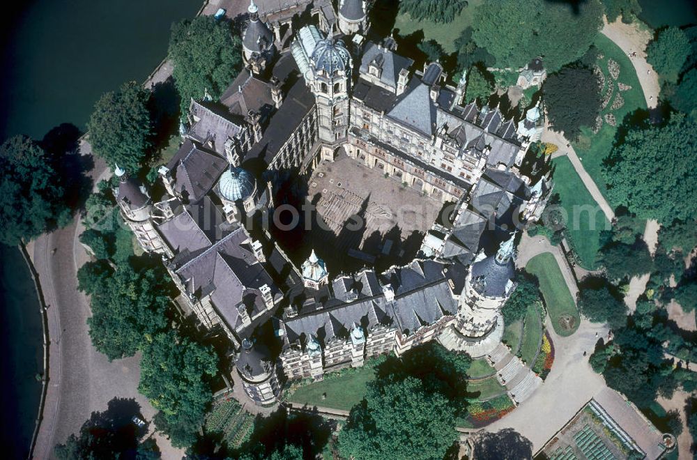 Schwerin from the bird's eye view: Blick auf das Schweriner Schloss auf der Schlossinsel im Stadtzentrum Schwerins. Zur Zeit der Aufnahme wurde das Schloss als Pädagogische Schule zur Ausbildung von Kindergärtnerinnen sowie als polytechnisches Museum genutzt. View of the Schwerin Castle on an island in the center of Schwerin. Back then the castle was used as an educational school for the education of kindergarten teachers as well as a Polytechnic Museum.