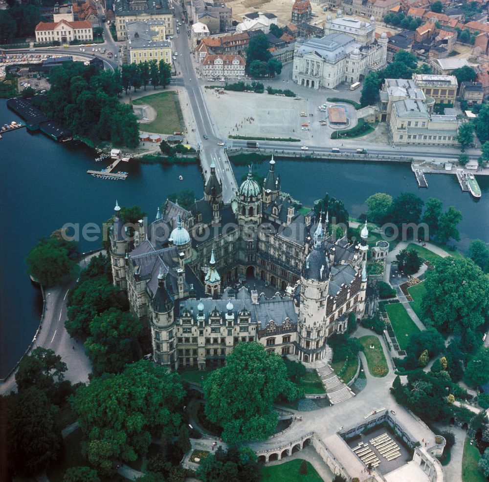 Schwerin from the bird's eye view: Blick auf das Schweriner Schloss auf der Schlossinsel im Stadtzentrum Schwerins. Zur Zeit der Aufnahme wurde das Schloss als Pädagogische Schule zur Ausbildung von Kindergärtnerinnen sowie als polytechnisches Museum genutzt. View of the Schwerin Castle on an island in the center of Schwerin. Back then the castle was used as an educational school for the education of kindergarten teachers as well as a Polytechnic Museum.