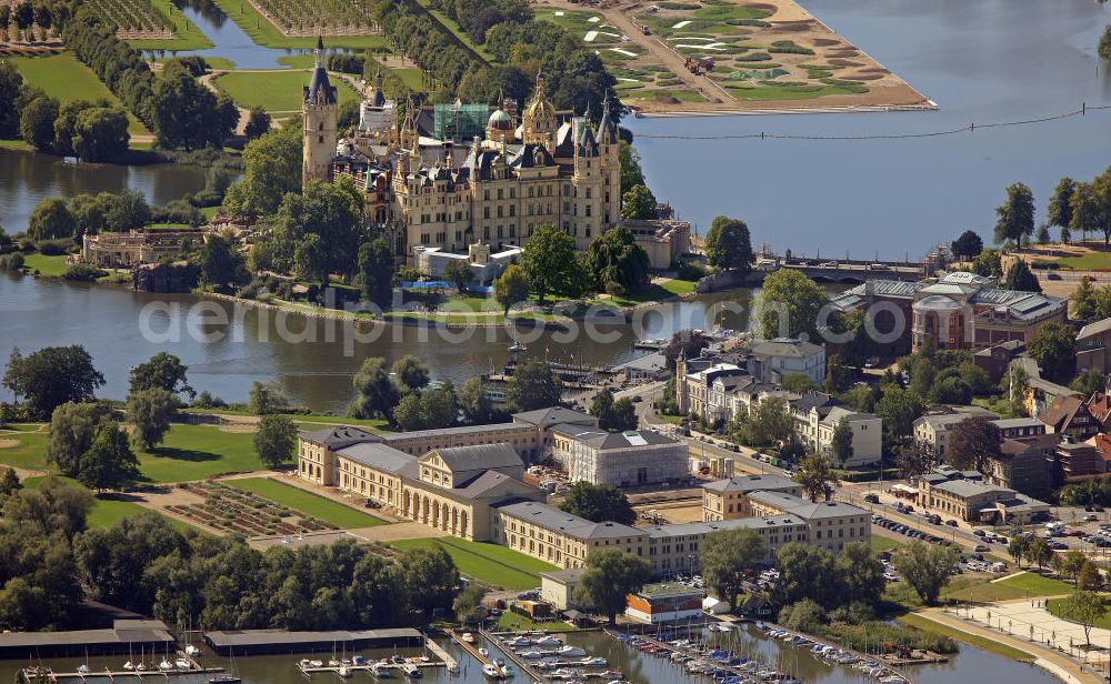 Schwerin from the bird's eye view: Blick auf das Schweriner Schloss. Es liegt auf der Schlossinsel im Stadtzentrum von Schwerin und ist Sitz des Landtages des norddeutschen Bundeslandes Mecklenburg-Vorpommern. Im Vordergrund ist der Marstall aus dem 19. Jahrhundert zu sehen. View of the Schwerin Castle. It is located on an island in the center of Schwerin and is the seat of the Landtag of Mecklenburg-Western Pomerania. In the foreground the royal stables from the 19th Century.