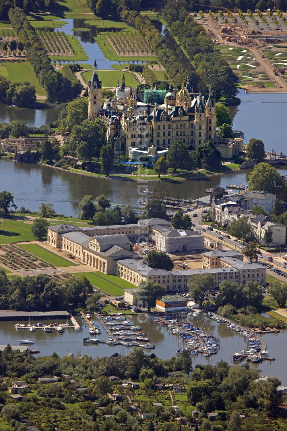 Aerial image Schwerin - Blick auf das Schweriner Schloss. Es liegt auf der Schlossinsel im Stadtzentrum von Schwerin und ist Sitz des Landtages des norddeutschen Bundeslandes Mecklenburg-Vorpommern. Im Vordergrund ist der Marstall aus dem 19. Jahrhundert zu sehen. View of the Schwerin Castle. It is located on an island in the center of Schwerin and is the seat of the Landtag of Mecklenburg-Western Pomerania. In the foreground the royal stables from the 19th Century.