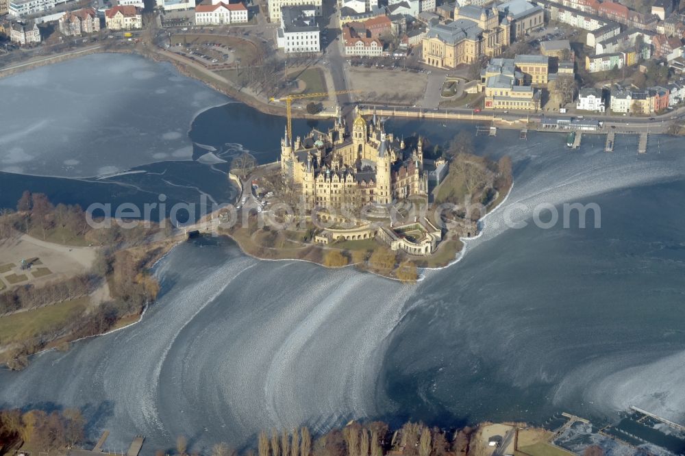 Aerial image Schwerin - Schwerin Castle on the Schlossinsel in the wintry Schwerin in the state of Mecklenburg - Western Pomerania, with frozen Schweriner See