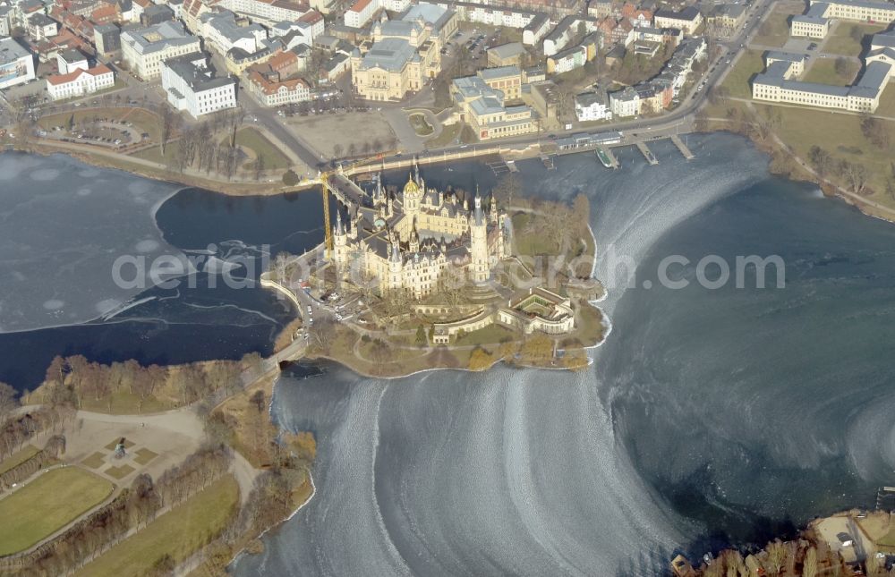 Aerial photograph Schwerin - Schwerin Castle on the Schlossinsel in the wintry Schwerin in the state of Mecklenburg - Western Pomerania, with frozen Schweriner See