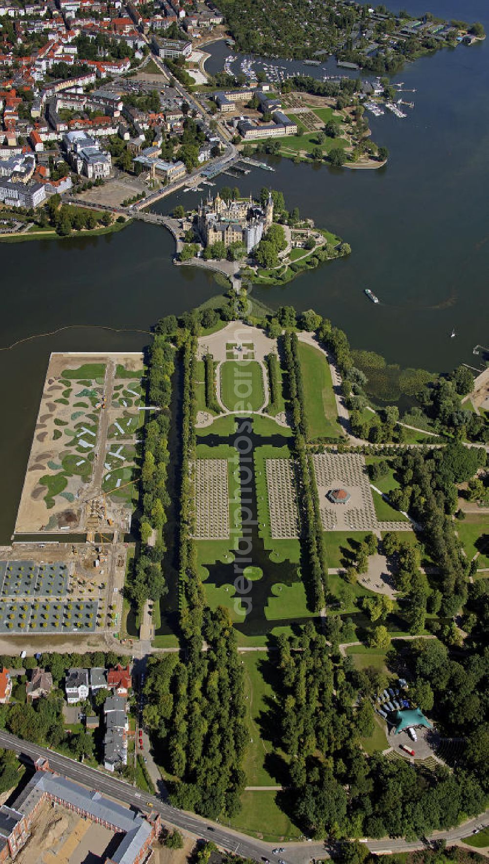 Aerial photograph Schwerin - Blick auf das Schweriner Schloss und den Schlosspark. Es liegt auf der Schlossinsel im Stadtzentrum von Schwerin und ist Sitz des Landtages des norddeutschen Bundeslandes Mecklenburg-Vorpommern. View of the Schwerin Castle and the chateau park. It is located on an island in the center of Schwerin and is the seat of the Landtag of the of Mecklenburg-Western Pomerania.