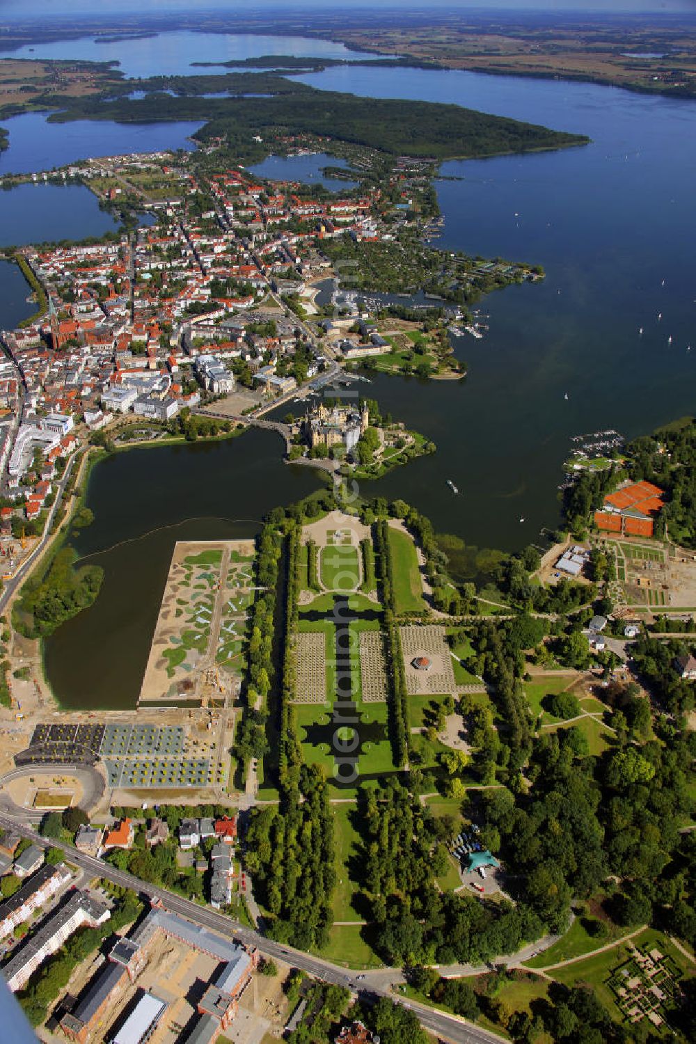 Schwerin from above - Blick auf das Schweriner Schloss und den Schlosspark. Es liegt auf der Schlossinsel im Stadtzentrum von Schwerin und ist Sitz des Landtages des norddeutschen Bundeslandes Mecklenburg-Vorpommern. View of the Schwerin Castle and the chateau park. It is located on an island in the center of Schwerin and is the seat of the Landtag of the of Mecklenburg-Western Pomerania.