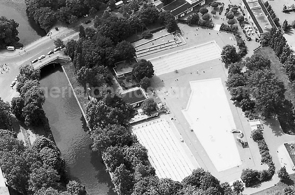 Aerial image Berlin / Kreuzberg - 25.06.1995 Schwimmbad Prinzenstr. ( Freibad)