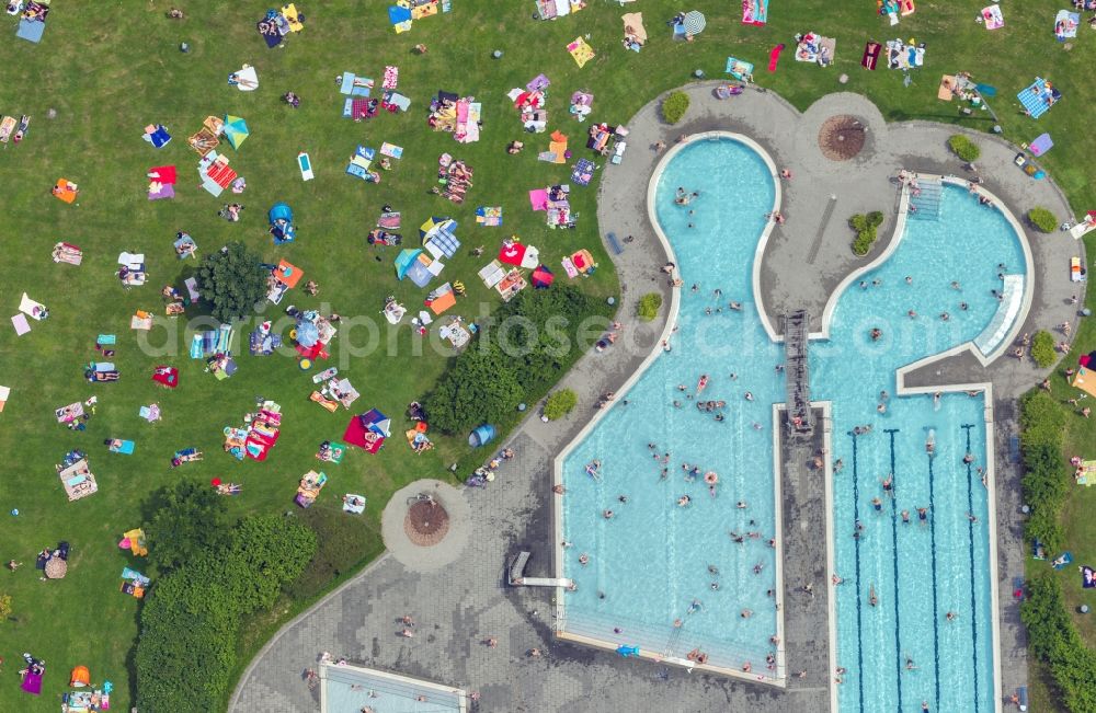 Herne from the bird's eye view: View of the swimming pool Südpool in Herne in the state North Rhine-Westphalia. There is an indoor swimming pool, an open-air pool and a lying park