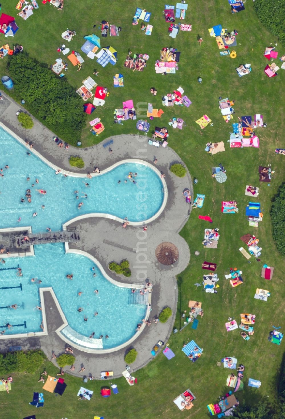 Aerial image Herne - View of the swimming pool Südpool in Herne in the state North Rhine-Westphalia. There is an indoor swimming pool, an open-air pool and a lying park