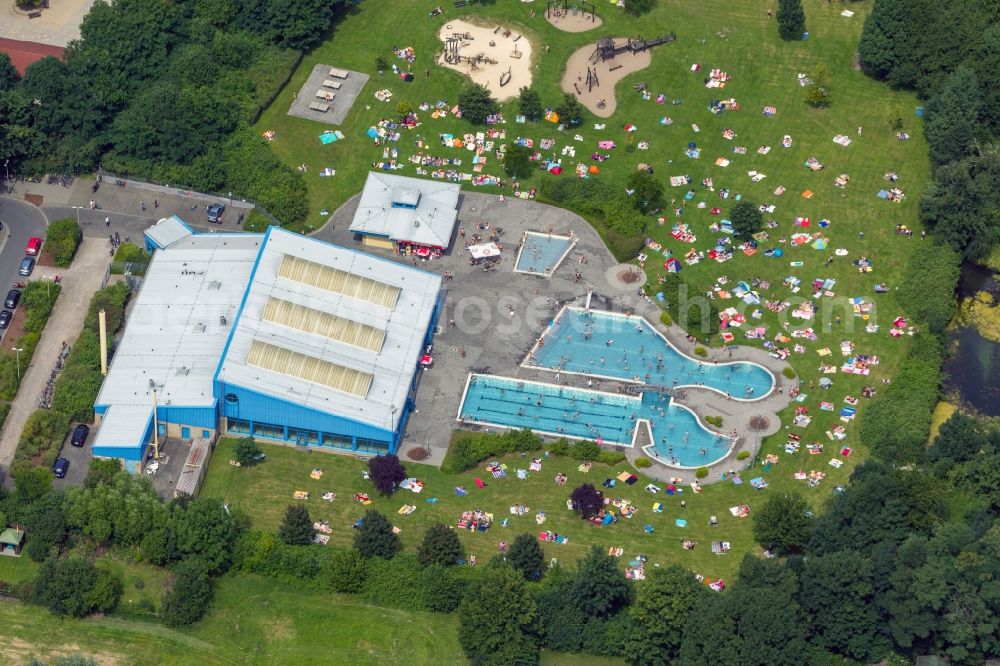 Aerial image Herne - View of the swimming pool Südpool in Herne in the state North Rhine-Westphalia. There is an indoor swimming pool, an open-air pool and a lying park