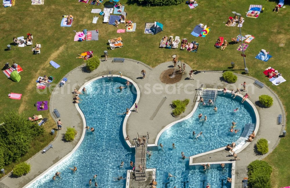 Aerial image Herne - View of the swimming pool Südpool in Herne in the state North Rhine-Westphalia. There is an indoor swimming pool, an open-air pool and a lying park