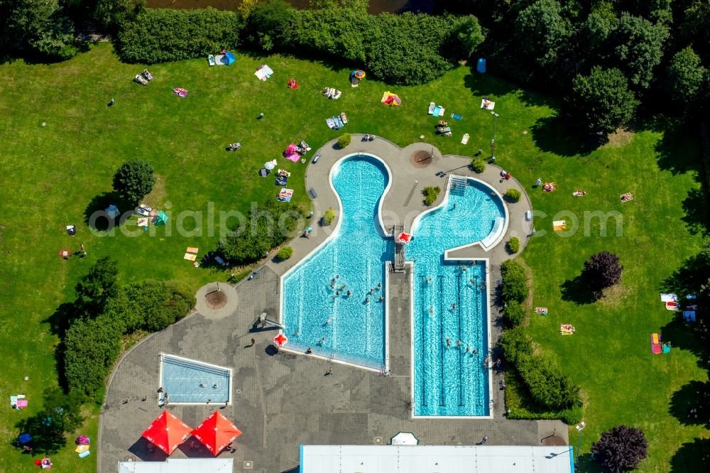 Aerial image Herne - Swimming pool Suedpool in Herne in the state North Rhine-Westphalia. There is an indoor swimming pool, an open-air pool and a lying park