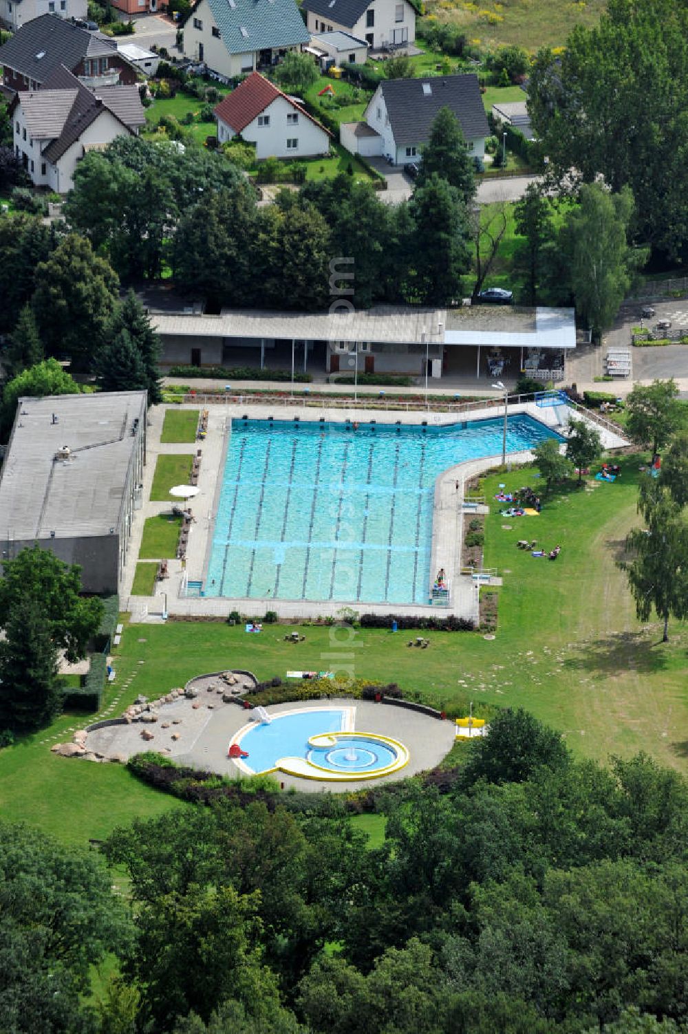 Aerial image Zwenkau - Das Waldbad Zwenkau in Sachsen ist ein Sportbad in ruhiger Umgebung. Das Schwimmbad bietet außer Badespaß und Volleyballfeldern außerdem noch Animationsveranstaltungen für Groß und Klein. The outdoor bath in Sachsen, called Waldbad Zwenkau, is a sports bath in a quiet surrounding. The bath offers Volleyball and diferent animations.