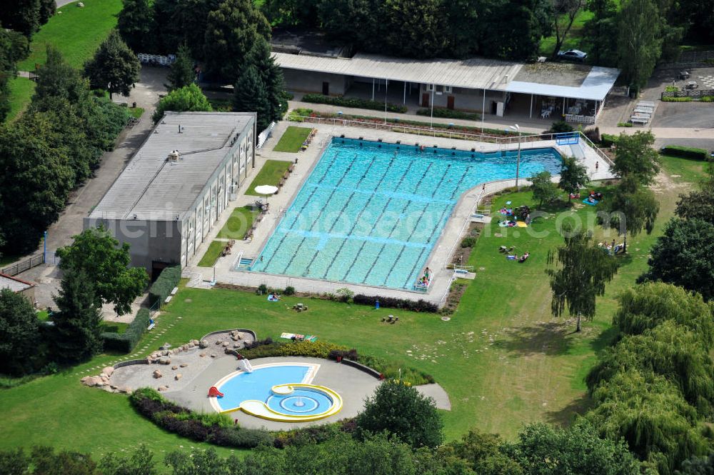 Aerial photograph Zwenkau - Das Waldbad Zwenkau in Sachsen ist ein Sportbad in ruhiger Umgebung. Das Schwimmbad bietet außer Badespaß und Volleyballfeldern außerdem noch Animationsveranstaltungen für Groß und Klein. The outdoor bath in Sachsen, called Waldbad Zwenkau, is a sports bath in a quiet surrounding. The bath offers Volleyball and diferent animations.