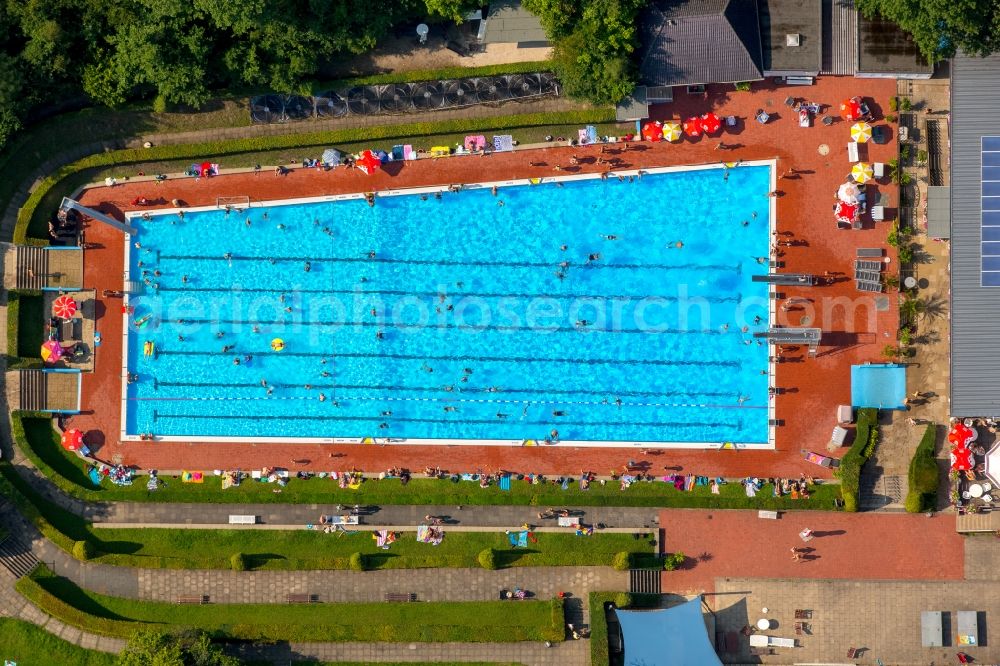 Menden (Sauerland) from the bird's eye view: Swimming pool of the Buergerbad Leitmecke in Menden (Sauerland) in the state North Rhine-Westphalia