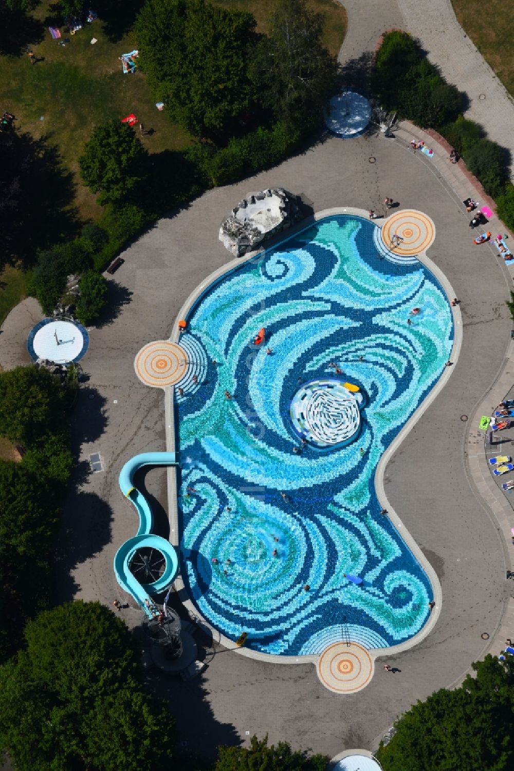 Heilbronn from above - Swimming pool of the Gesundbrunnen on Roemerstrasse in Heilbronn in the state Baden-Wurttemberg, Germany