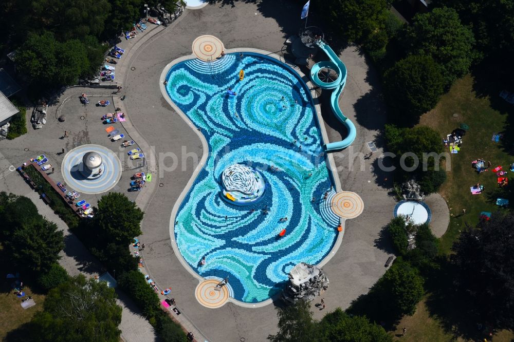 Heilbronn from the bird's eye view: Swimming pool of the Gesundbrunnen on Roemerstrasse in Heilbronn in the state Baden-Wurttemberg, Germany