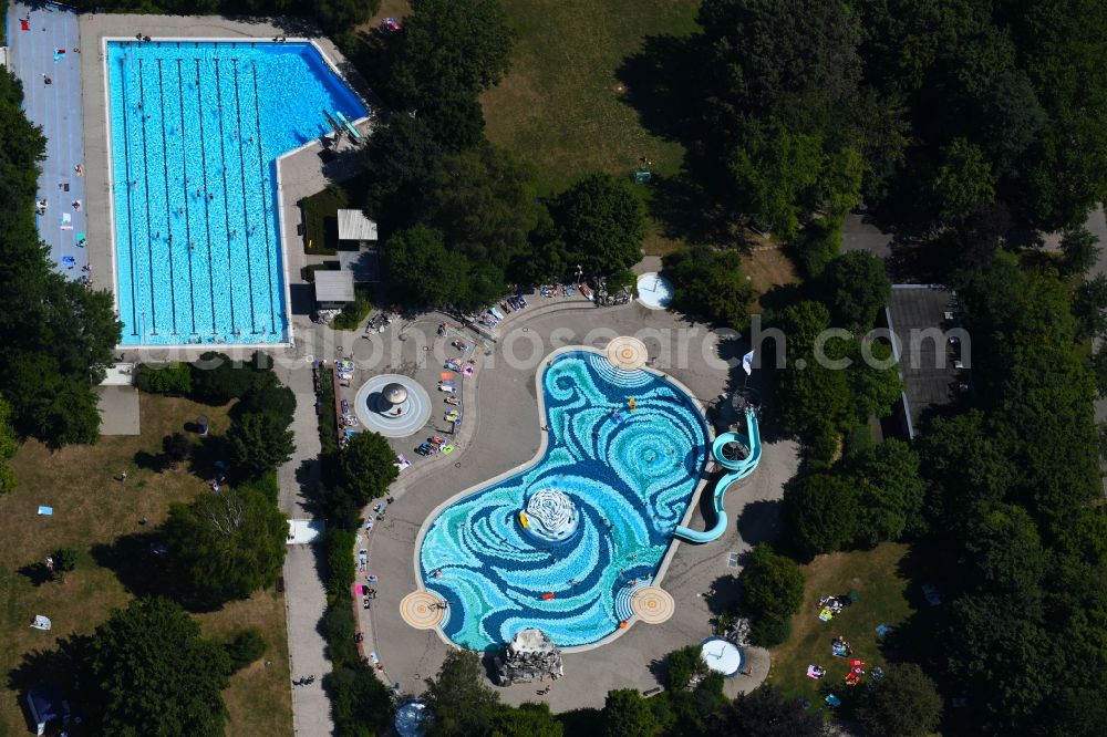 Aerial photograph Heilbronn - Swimming pool of the Gesundbrunnen on Roemerstrasse in Heilbronn in the state Baden-Wurttemberg, Germany