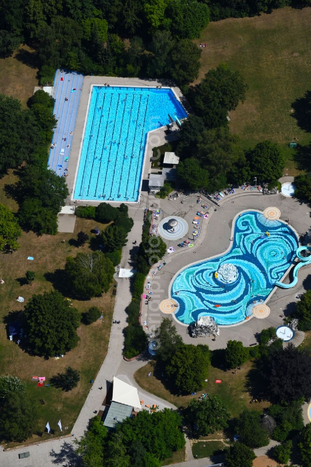 Heilbronn from the bird's eye view: Swimming pool of the Gesundbrunnen on Roemerstrasse in Heilbronn in the state Baden-Wurttemberg, Germany