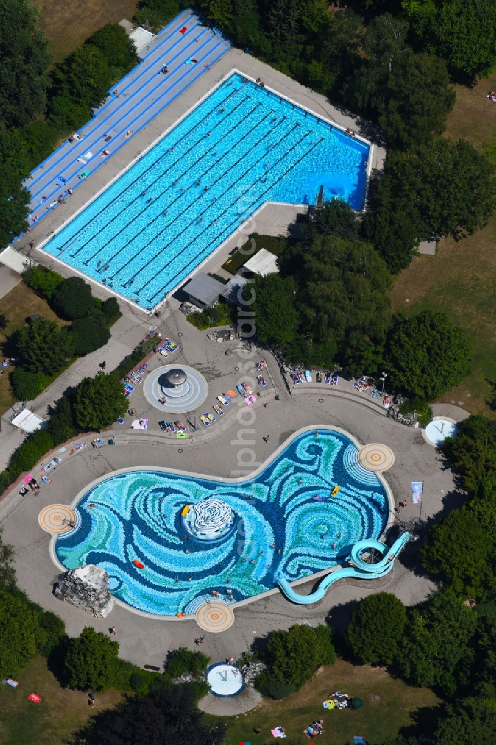 Aerial image Heilbronn - Swimming pool of the Gesundbrunnen on Roemerstrasse in Heilbronn in the state Baden-Wurttemberg, Germany