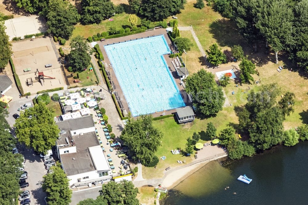 Duisburg from the bird's eye view: Swimming pool of the Amateur-Schwimm-Club Duisburg e.V. in Duisburg in the state North Rhine-Westphalia, Germany