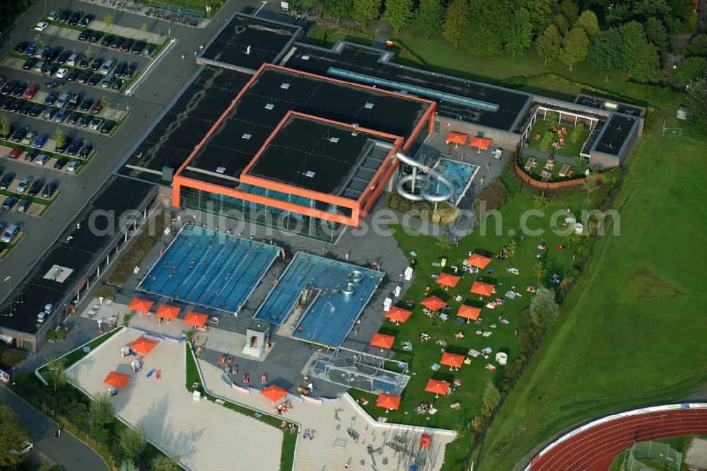 Aerial photograph Aurich - Swimming pool of the De Baalje Am Ellernfeld in Aurich in the state Lower Saxony