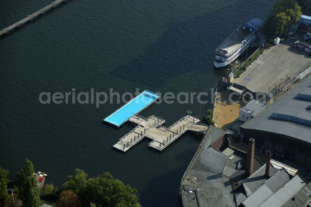 Aerial photograph Berlin - Swimming pool of the Badeschiff on river Spree on Eichenstrasse in the district Treptow in Berlin, Germany