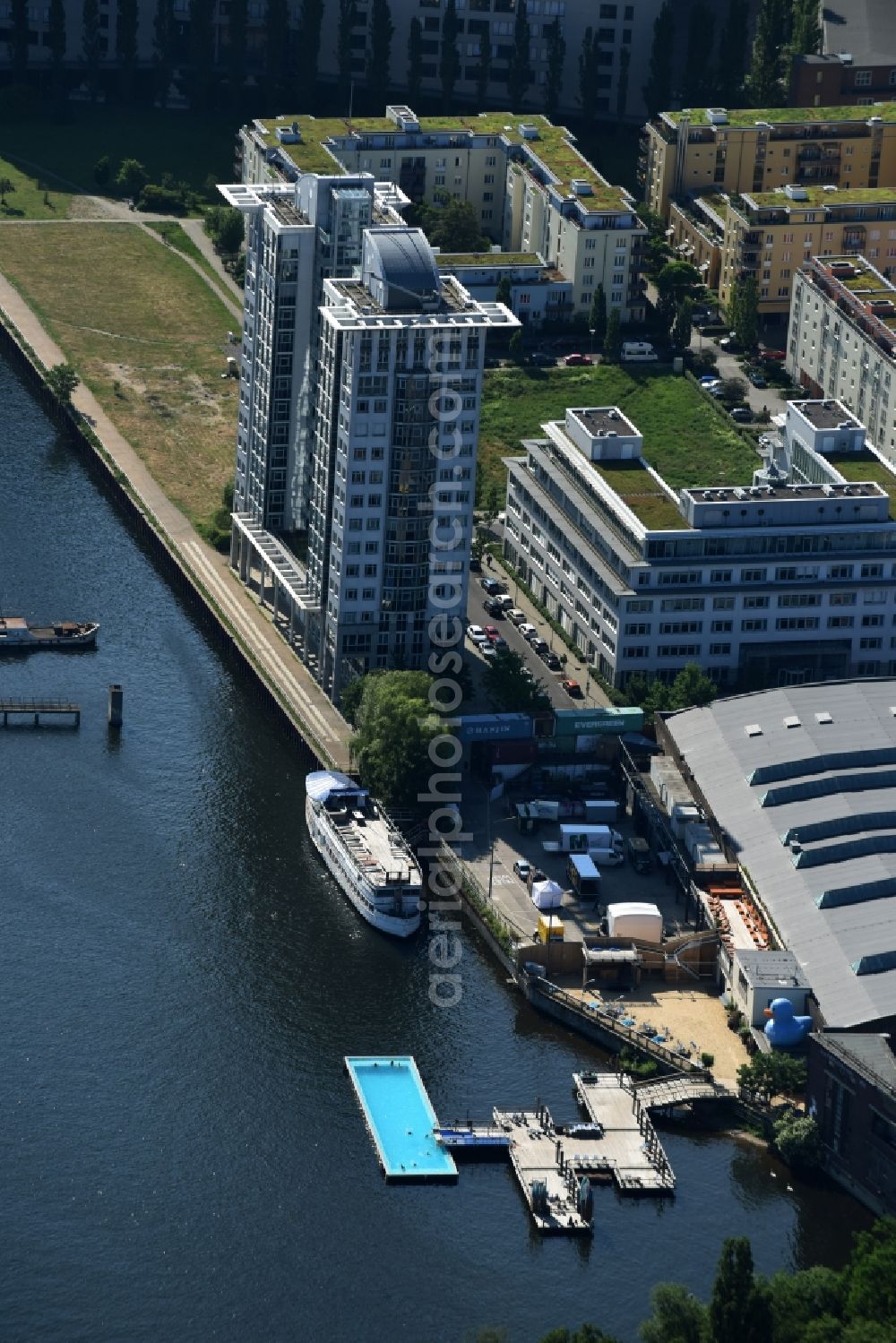 Aerial photograph Berlin - Swimming pool of the Badeschiff on river Spree on Eichenstrasse in the district Treptow in Berlin, Germany