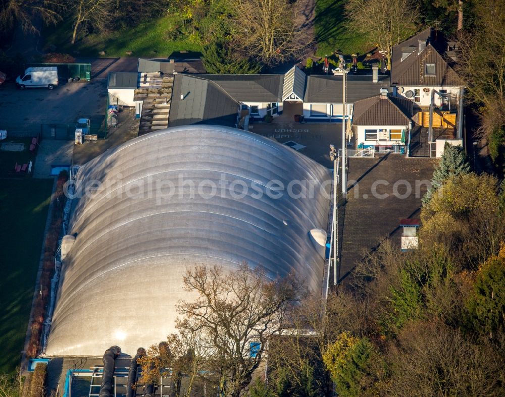 Bochum from the bird's eye view: Swimming pool of the with overbuilt air dome as training venue of the swimming club Blau-Weiss Bochum 1986 e. V. in Bochum in the state North Rhine-Westphalia