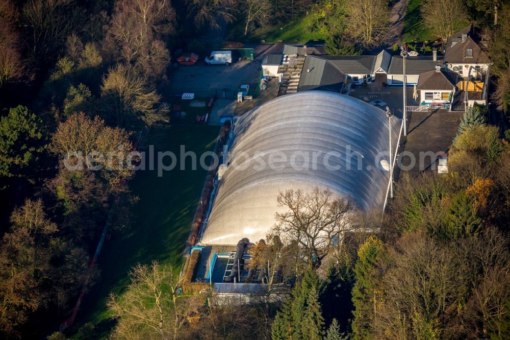 Aerial image Bochum - Swimming pool of the with overbuilt air dome as training venue of the swimming club Blau-Weiss Bochum 1986 e. V. in Bochum in the state North Rhine-Westphalia