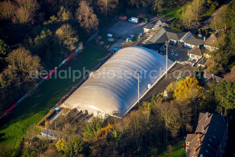 Aerial photograph Bochum - Swimming pool of the with overbuilt air dome as training venue of the swimming club Blau-Weiss Bochum 1986 e. V. in Bochum in the state North Rhine-Westphalia