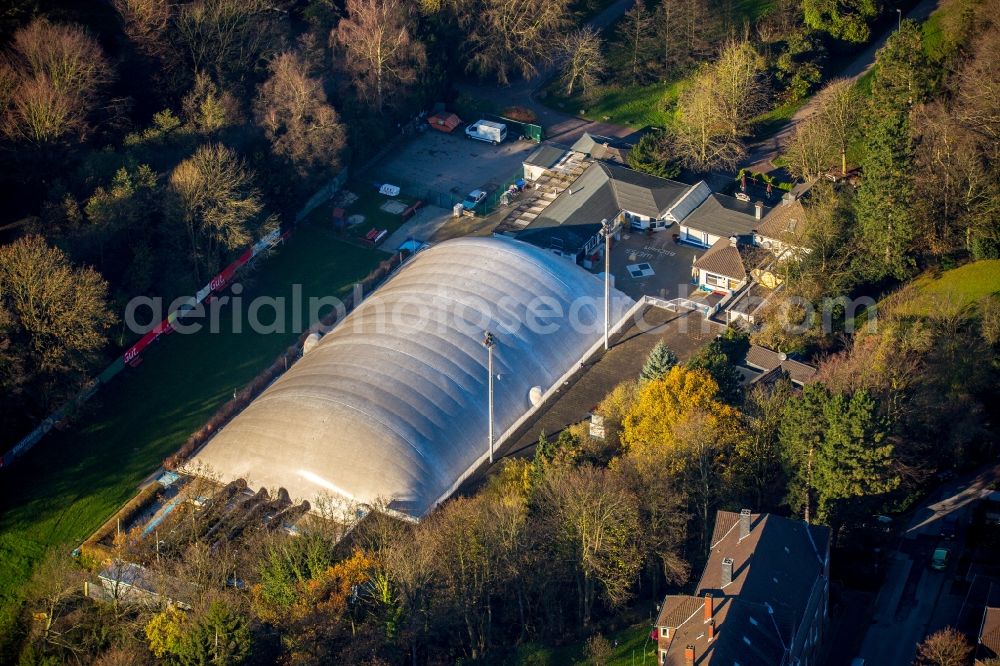 Bochum from above - Swimming pool of the with overbuilt air dome as training venue of the swimming club Blau-Weiss Bochum 1986 e. V. in Bochum in the state North Rhine-Westphalia