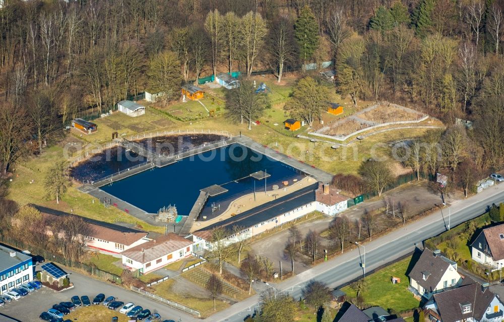 Menden (Sauerland) from the bird's eye view: Swimming pool of the Bieberkamp in the district Lendringsen in Menden (Sauerland) in the state North Rhine-Westphalia