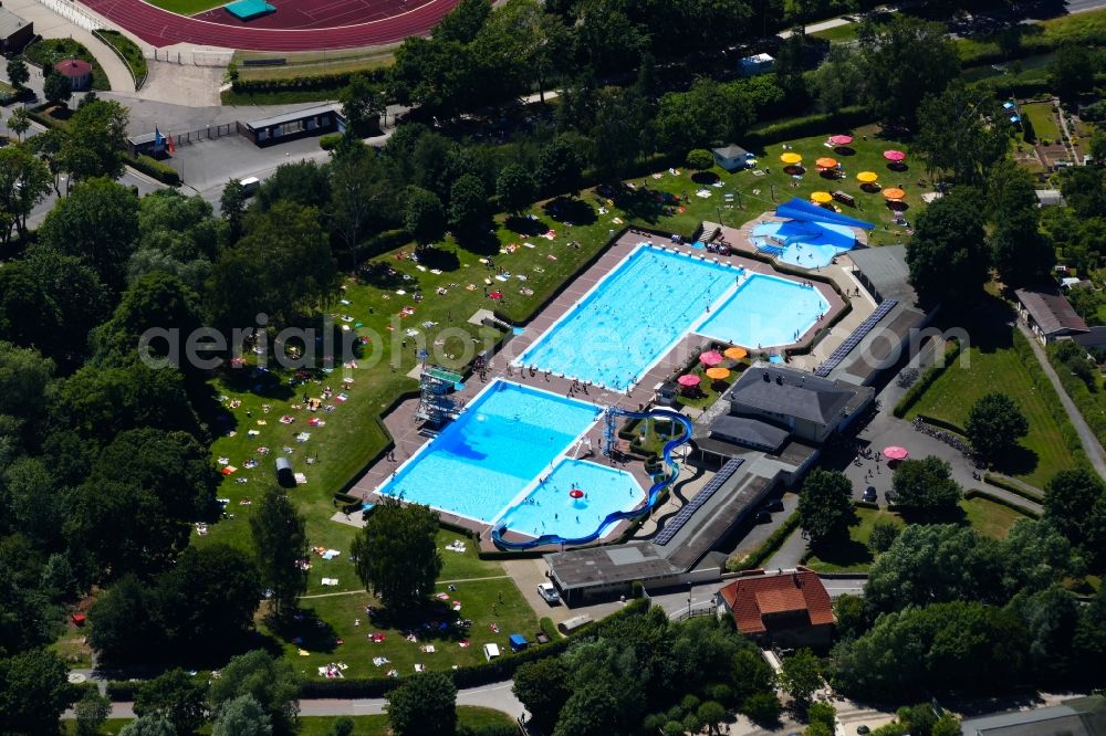 Göttingen from the bird's eye view: Swimming pool of the Brauweg in Goettingen in the state Lower Saxony