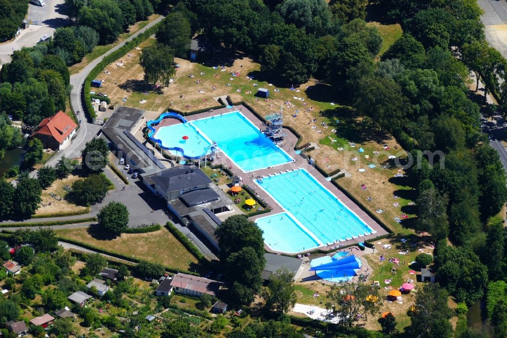 Göttingen from the bird's eye view: Swimming pool of the Brauweg in Goettingen in the state Lower Saxony, Germany