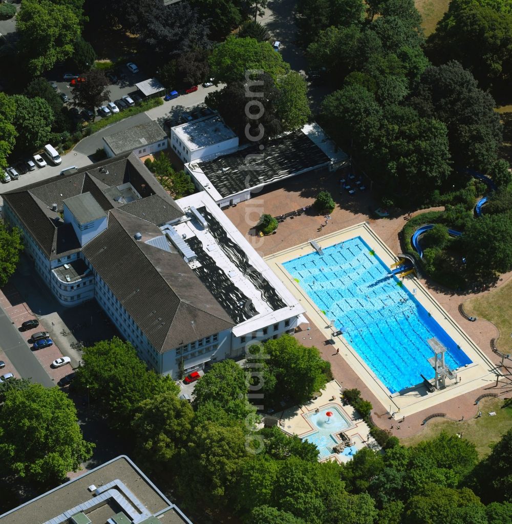 Aerial photograph Braunschweig - Swimming pool of the open-air swimming pool Buergerbadepark and the indoor swimming pool in Braunschweig in the federal state of Lower Saxony, Germany