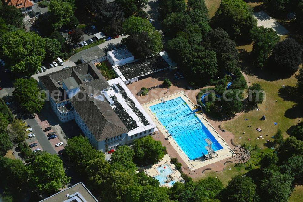 Braunschweig from above - Swimming pool of the open-air swimming pool Buergerbadepark and the indoor swimming pool in Braunschweig in the federal state of Lower Saxony, Germany