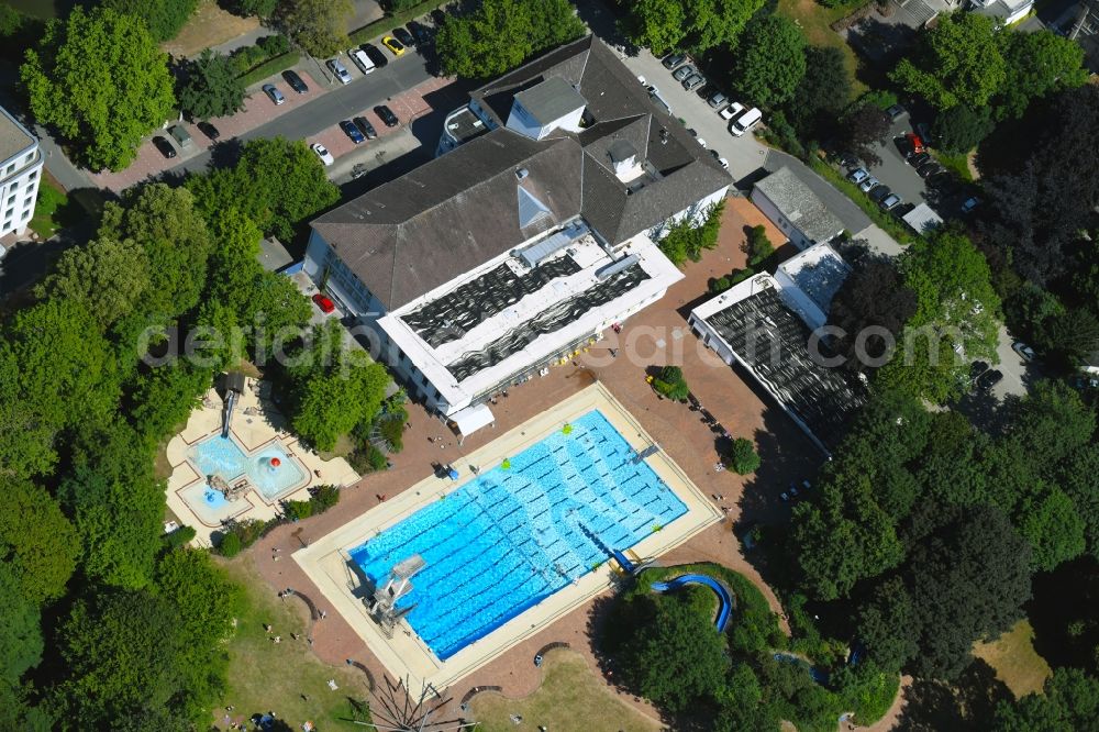 Braunschweig from the bird's eye view: Swimming pool of the open-air swimming pool Buergerbadepark and the indoor swimming pool in Braunschweig in the federal state of Lower Saxony, Germany