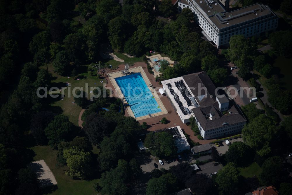 Aerial image Braunschweig - Swimming pool of the open-air swimming pool Buergerbadepark and the indoor swimming pool on street Nimes-Strasse in Braunschweig in the federal state of Lower Saxony, Germany