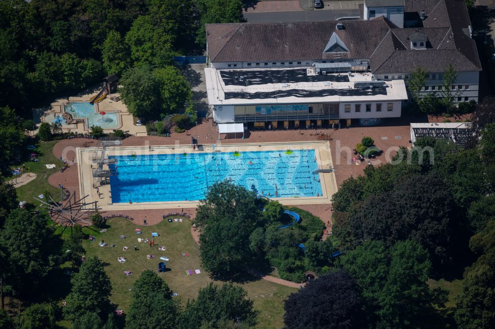 Aerial photograph Braunschweig - Swimming pool of the open-air swimming pool Buergerbadepark and the indoor swimming pool on street Nimes-Strasse in Braunschweig in the federal state of Lower Saxony, Germany