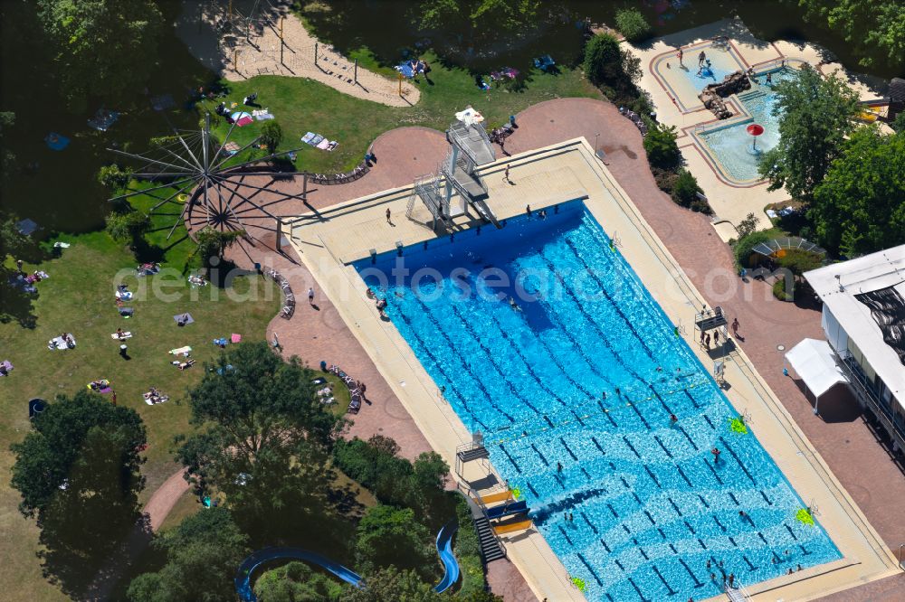 Braunschweig from above - Swimming pool of the open-air swimming pool Buergerbadepark and the indoor swimming pool on street Nimes-Strasse in Braunschweig in the federal state of Lower Saxony, Germany