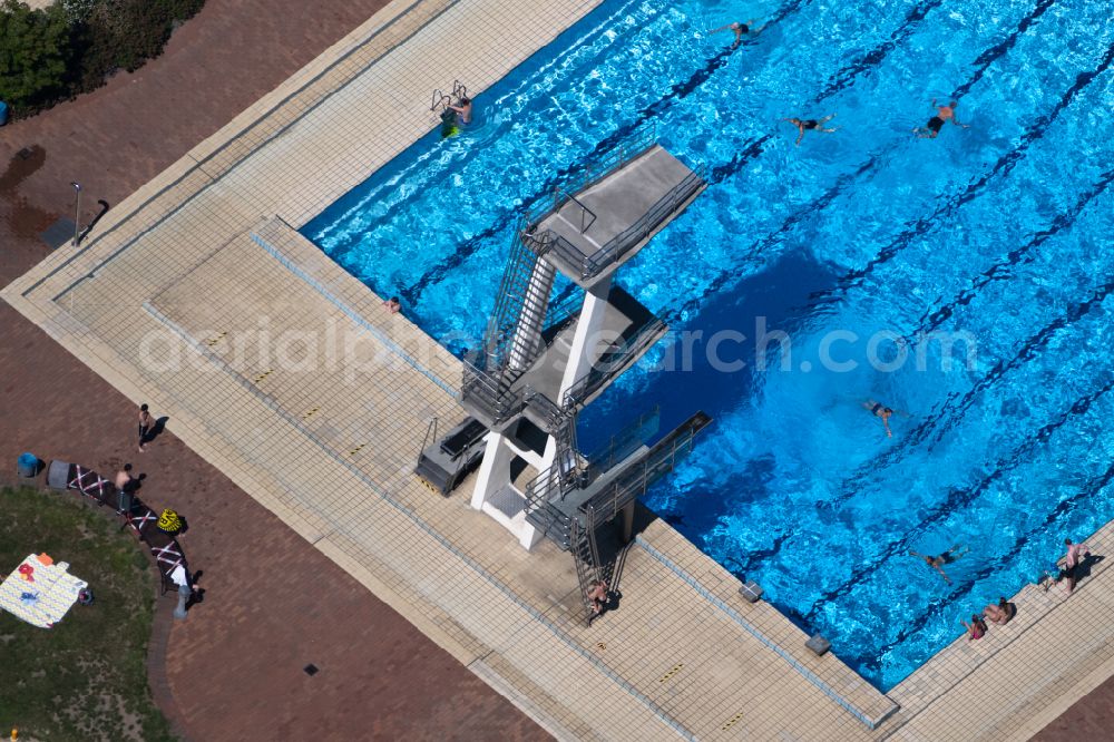 Aerial image Braunschweig - Swimming pool of the open-air swimming pool Buergerbadepark and the indoor swimming pool on street Nimes-Strasse in Braunschweig in the federal state of Lower Saxony, Germany