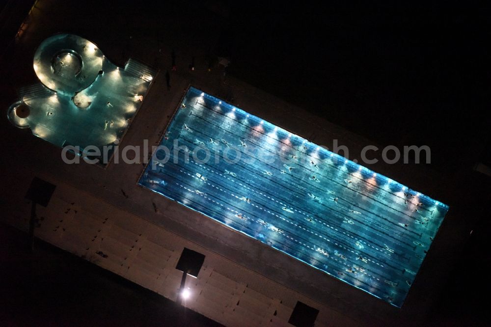 München from the bird's eye view: Night view Swimming pool of the Dante-Winter-Warmfreibad an der Postillonstrasse in Munich in the state Bavaria