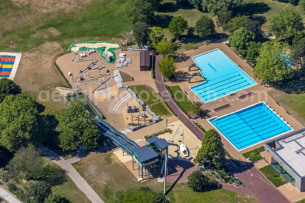 Moers from the bird's eye view: Swimming pool of the ENNI Solimare in Moers in the state North Rhine-Westphalia, Germany