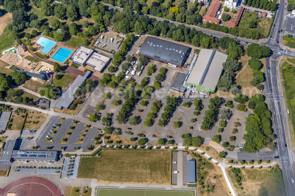 Moers from the bird's eye view: Swimming pool of the ENNI Solimare in Moers in the state North Rhine-Westphalia, Germany