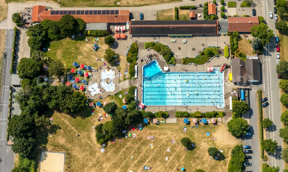 Drensteinfurt from the bird's eye view: Swimming pool of the Erlbad Im Erlfeld in Drensteinfurt in the state North Rhine-Westphalia, Germany